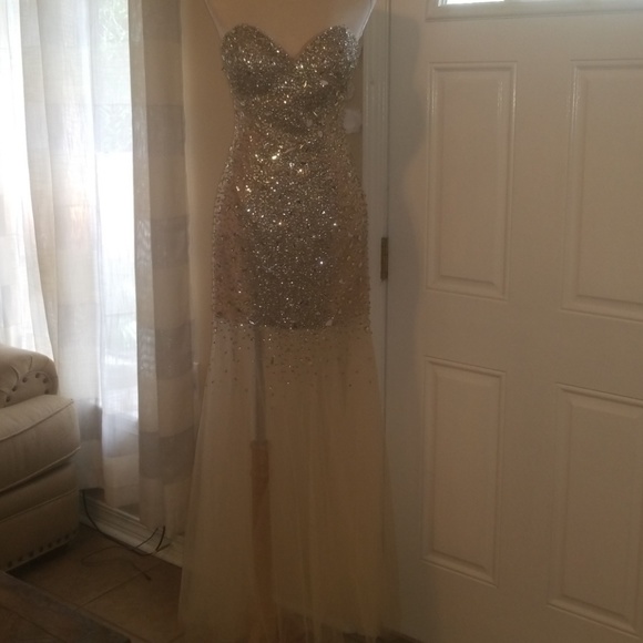 Stunning Gown SZ MED - Picture 2 of 7
